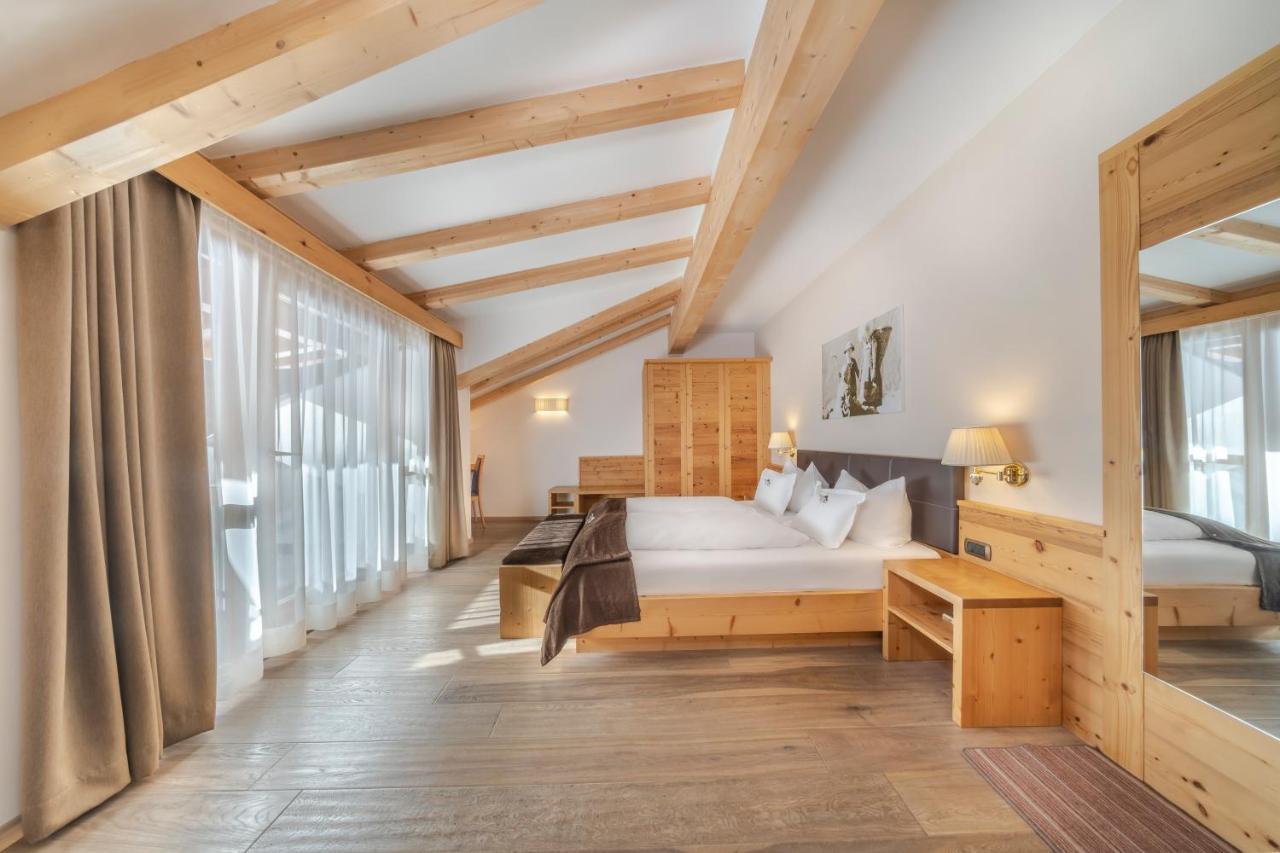 Hotel Chalet Dlaces Selva di Val Gardena Exteriör bild